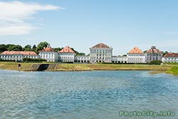 Главный фасад дворца Нимфенбург в Мюнхене, Германия
