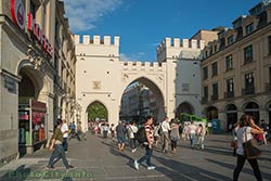 Карловы ворота на улице Neuhauser Strasse