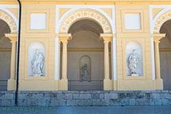 Греческие статуи в нишах фасада нового дворца Шлайсхайм