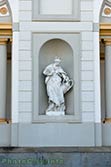 Статуя девушки в нише фасада нового дворца Шлайсхайм