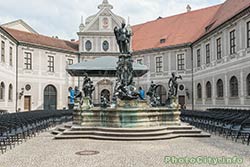 Бронзовый фонтан Wittelsbacher в центре Мюнхена