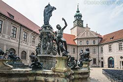 Бронзовый фонтан Wittelsbacher в Мюнхенской резиденции