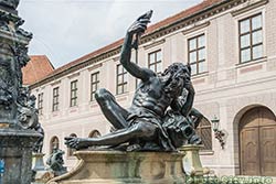 Фонтан Wittelsbacher. Символ одной из 4-х баварских рек