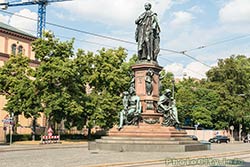 Мюнхен. Памятник королю Максимилиану II Виттельсбаху