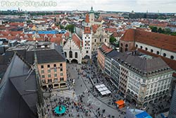 Площадь Мариенплац. В центре фото Новая ратуша