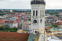 Часы на колокольне церкви святого Петра в Мюнхене