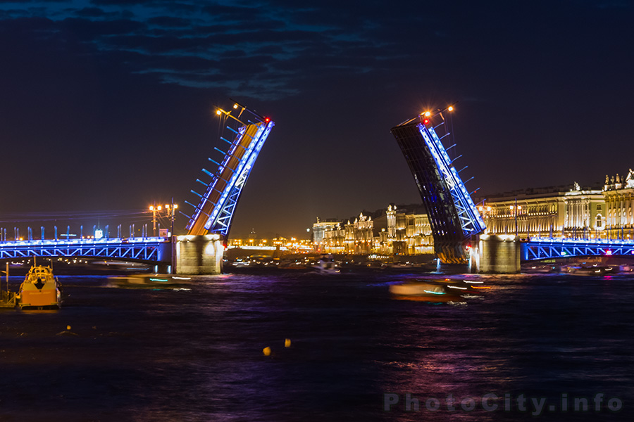 Санкт-Петербург. Вид на разведённый Дворцовый мост