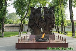 Тула. Вечный огонь и памятник в Кремлёвском саду