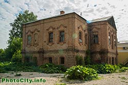 Город Тула. Старинное кирпичное двухэтажное здание